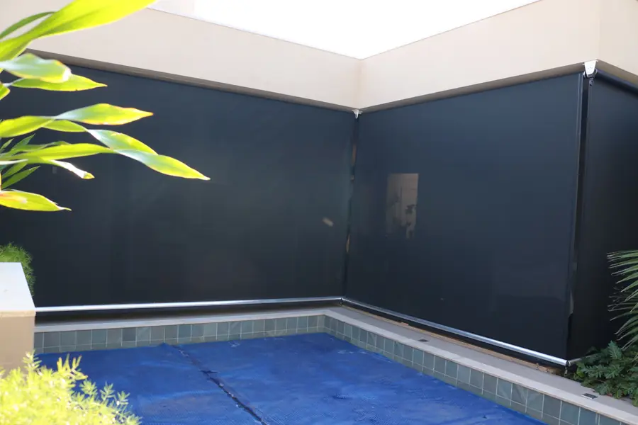 Cortinas rolô escuras fechando a área da piscina