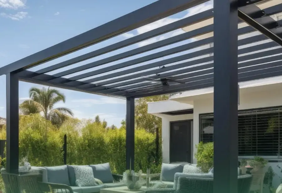 Pergolado metálico preto sobre sala de estar externa no jardim